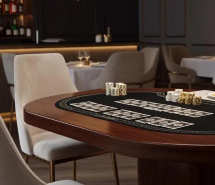 Wieczór pokerowy przy elegancko przygotowanych stołach w restauracji MACHU Catherine.